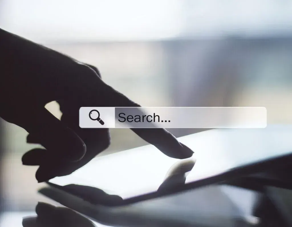 Witte zoekbalk als illustratie bij het blog over gevonden worden op Google